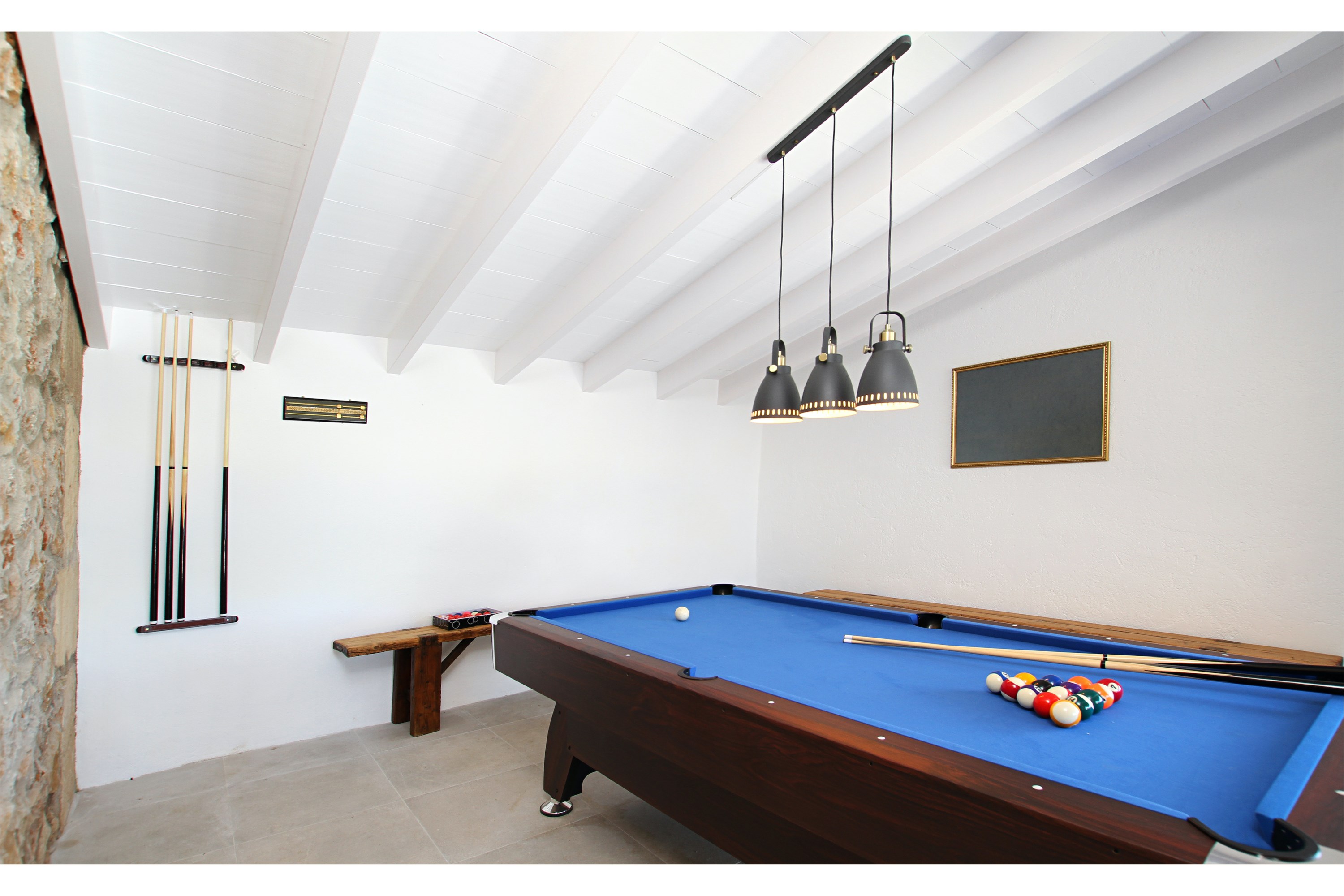 Villa El Crever — pool table terrace